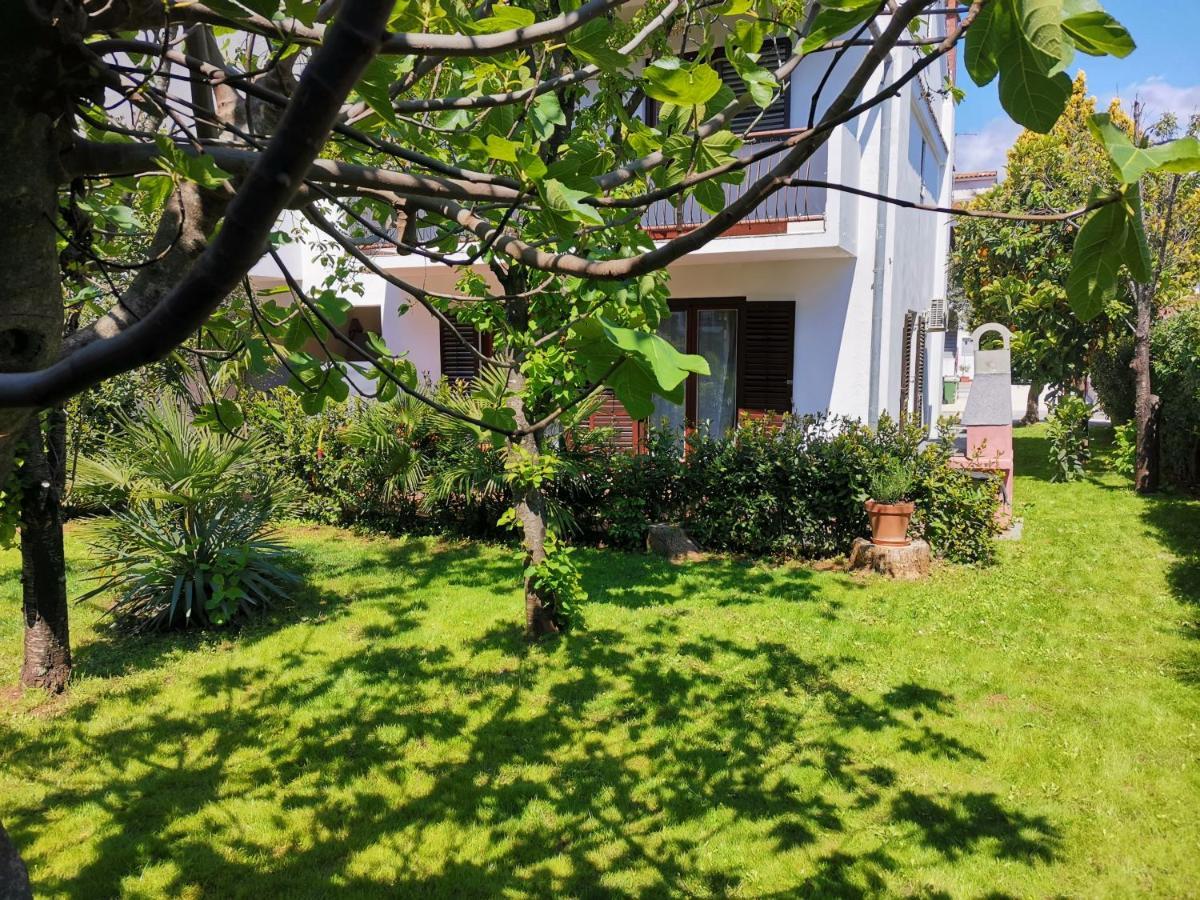 Holiday House Casa Maria Ровин Екстериор снимка