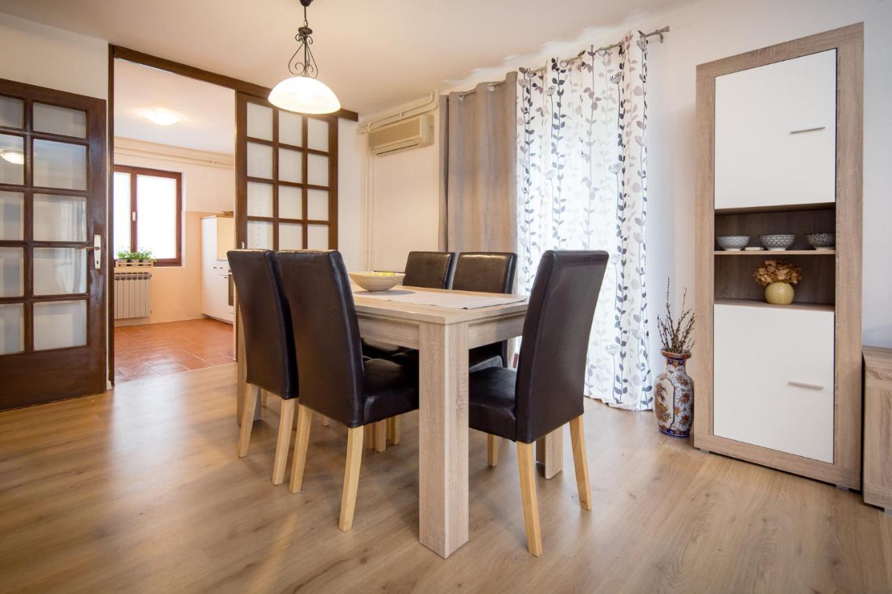 Holiday House Casa Maria Ровин Екстериор снимка