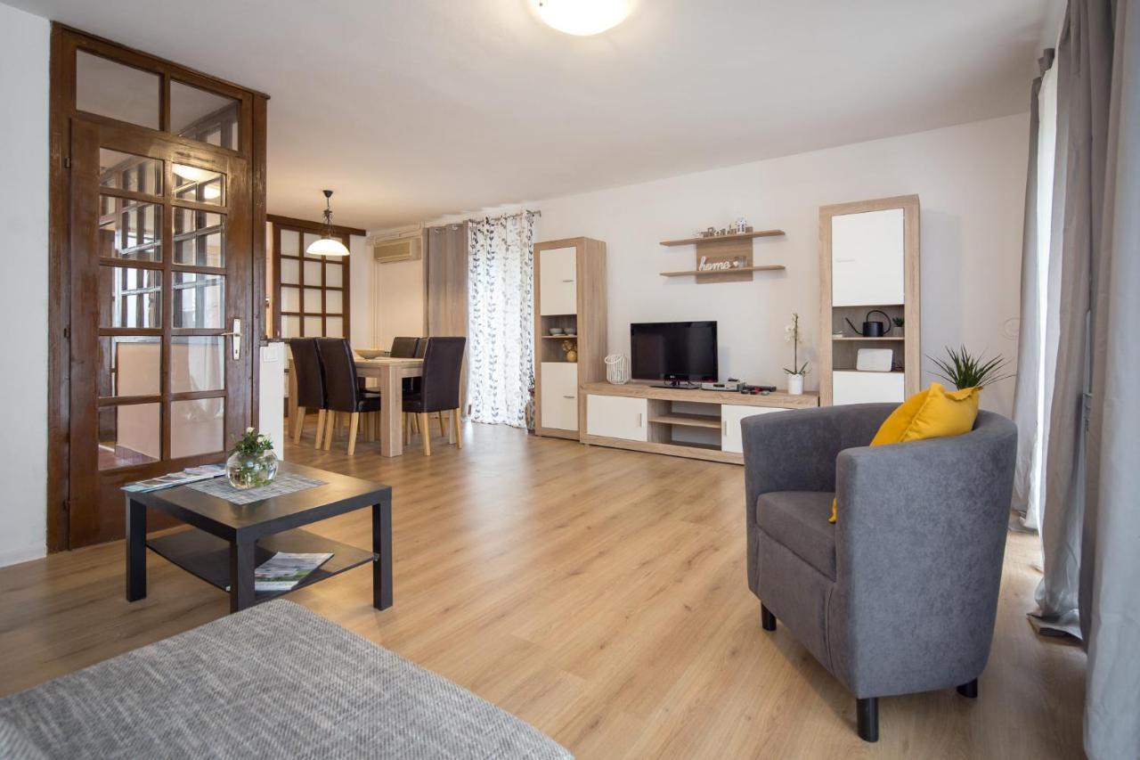 Holiday House Casa Maria Ровин Екстериор снимка