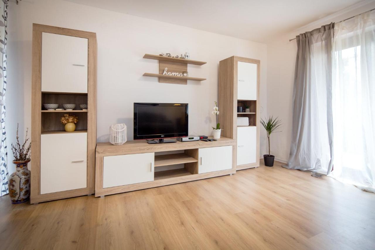 Holiday House Casa Maria Ровин Екстериор снимка